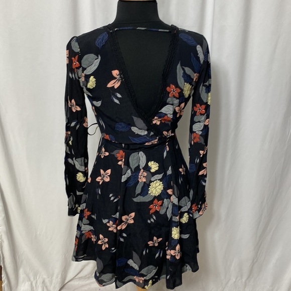 ASTR the label Long Sleeve Wrap Dress Black Floral Open Back - Picture 6 of 8